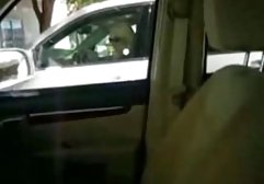 دختر فلم ویدیو سکس در ماسک خروس را در همسایگی می کند