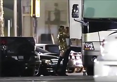 بلوند زیبا و باریک با یک پسر از طریق وبکم ارتباط برقرار می کند. او مدتها بود می خواست بدنش را ببیند، اما فیلم سک 30 خارجی دخترش در برابر آن بود، و امروز با خوشحالی می کند.